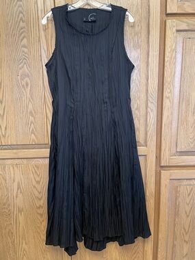 Porto San Francisco Sleeveless Black Pleated Midi Dress